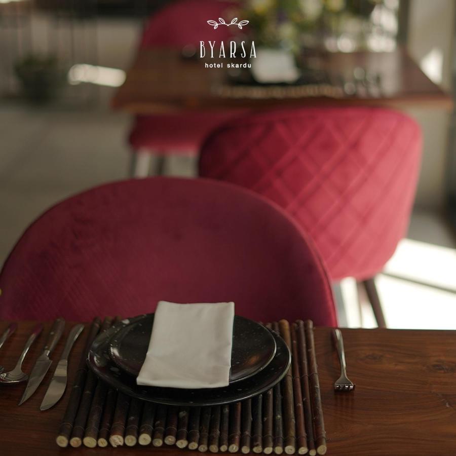 Byarsa Hotel Skardu Ponedas Екстериор снимка